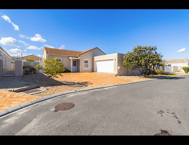3 BEDROOM FREEHOLD FOR SALE IN SUNNINGDALE